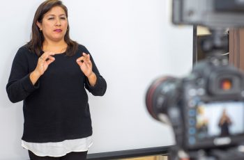 Intérpretes en Consulta: Atención virtual en lengua de señas peruana